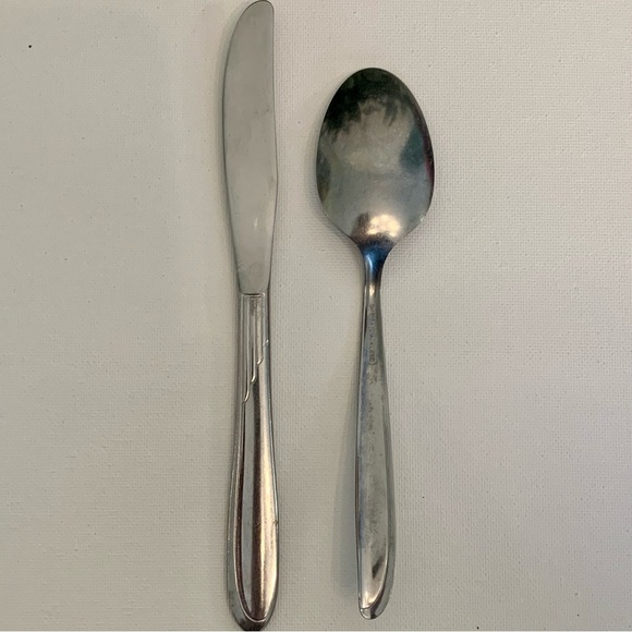 2 Vintage Oneida Early Sand Dune Stainless Groove Down Side Dinner Knife Spoon - Picture 2 of 7